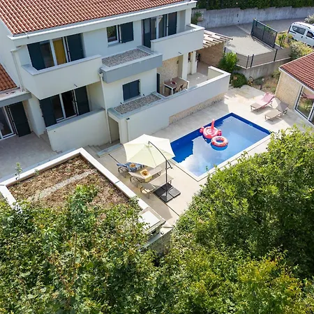 Adrimar Villa